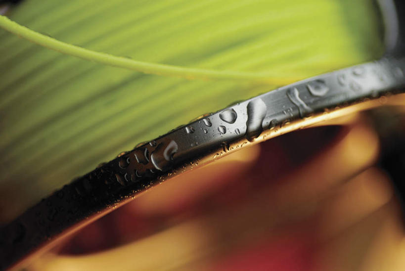 无人,横图,室外,特写,白天,正面,水,阴影,朦胧,模糊,环绕,缠绕,光线,线,液体,影子,水滴,一个,绿色,阳光,单个,渔具,纠缠,鱼线轮,卷线器,彩图