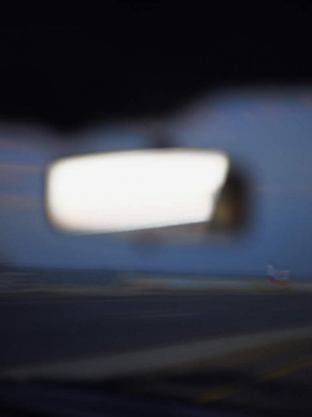 无人,竖图,室内,特写,白天,正面,安全,镜子,道路,路,公路,汽车,阴影,朦胧,模糊,反射,影子,分界线,停车线,交通,车,交通工具,轿车,后视镜,车行道,车行道分界线,镜像,生命,镜面,载具,标线,车行线,光学,侧视镜,马路,彩图