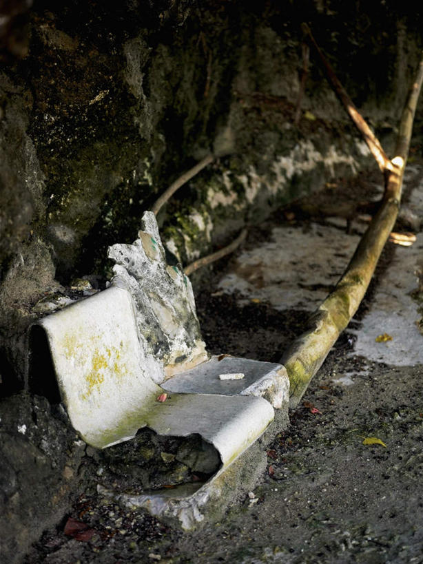 无人,竖图,俯视,室外,白天,椅子,破旧,陈旧,木材,木椅,墙,破坏,墙壁,墙面,木柴,木料,损坏,毁坏,陈腐,彩图,高角度拍摄