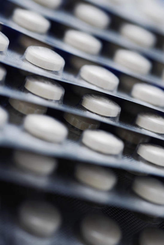 无人,竖图,室内,特写,白天,正面,安全,静物,一排,许多,阴影,朦胧,模糊,整齐,反射,药剂,药丸,影子,塑料,防护,药片,盒子,排列,白色,包装盒,容器,塑料制品,药品,治疗,储藏,保护,药物,医疗,储存,队列,保险,预防,平安,彩图,吸塑包装盒,贮存