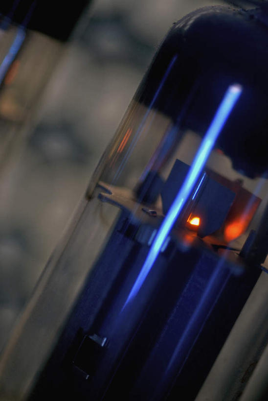 无人,竖图,室内,特写,白天,正面,复古,静物,阴影,朦胧,模糊,反射,影子,古典,设备,两个,收音机,信号,无线电,广播,无线电技术,彩图