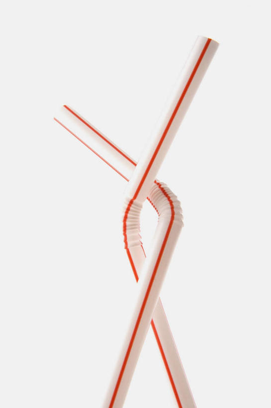 无人,竖图,室内,特写,白天,白色背景,正面,静物,环绕,缠绕,塑料,两个,塑料制品,吸管,摄影,影棚,空心,纠缠,饮管,彩图,影棚拍摄,拍摄,圆柱状