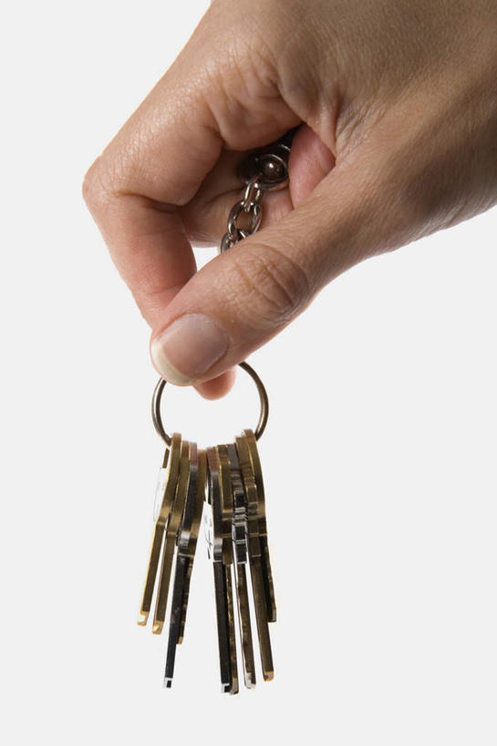 西方人,手,一个人,竖图,室内,特写,白天,白色背景,正面,安全,欧洲,欧洲人,仅一个男性,仅一个人,许多,连接,握,阴影,装饰,反射,影子,防护,钥匙,钥匙圈,仅一个年轻男性,手部,握着,摄影,影棚,保护,单手,华丽,修饰,点缀,开启,封闭,钥匙链,保险,私密,钥匙扣,保全,周全,安稳,安定,防盗,衬托,美观,雅致,雅观,贯穿,连结,衔接,串连,平安,男人,男性,年轻男性,白种人,半身,彩图,影棚拍摄,拍摄,锁匙扣,钥匙挂