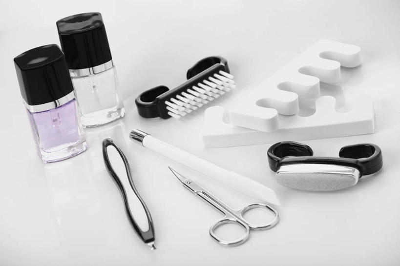 无人,横图,俯视,室内,特写,白天,白色背景,时尚,静物,修剪,阴影,装饰,芳香,香气,反射,工具,剪刀,影子,指甲油,玻璃制品,玻璃瓶,化妆刷,瓶子,刷子,品味,香水,摄影,影棚,优雅,裁剪,华丽,气味,修饰,点缀,剪子,美容工具,指甲刷,剪裁,切割,高雅,芬芳,化妆工具,分趾器,衬托,美观,雅致,雅观,除臭,分指棉,分指器,隔指棉,隔趾棉,海绵分趾器,脚趾分趾器,彩图,高角度拍摄,影棚拍摄,拍摄