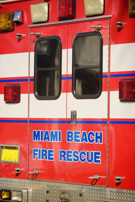 无人,竖图,室外,特写,白天,正面,窗户,汽车,救护车,照明,一辆,阴影,光线,英文,标志,文字,影子,字符,字母,灯光,标识,玻璃窗,车,灯,阳光,车窗,灯具,交通工具,英文字母,照亮,急救,照明设备,载具,抢救,应急灯,彩图