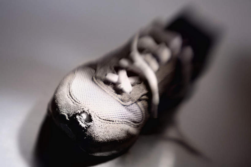 无人,横图,俯视,室内,特写,白天,运动鞋,鞋子,阴影,朦胧,模糊,反射,影子,破坏,破损,一只,休闲鞋,损坏,彩图,高角度拍摄