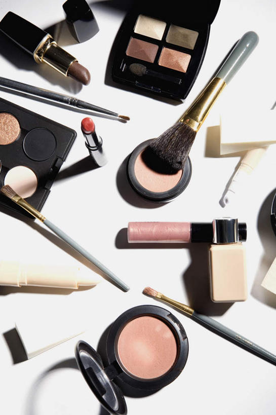 无人,竖图,俯视,室内,特写,白天,白色背景,化妆,美容,静物,许多,护肤,阴影,反射,影子,唇刷,排列,彩妆,唇膏,化妆刷,刷子,口红,保养,享受,休闲,眼影,放松,保健,摄影,影棚,腮红刷,眼影刷,调色盘,美容工具,调色板,养颜,彩妆刷,化妆工具,摆列,唇棒,彩图,高角度拍摄,影棚拍摄,拍摄,眼影调色盘,布列,分列