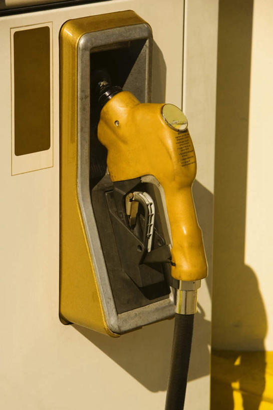 无人,竖图,室外,特写,白天,正面,静物,一把,阴影,光线,影子,黄色,阳光,加油站,加油枪,计量加油枪,输油枪,油枪,彩图,补充站,公共加油站,汽车加油站