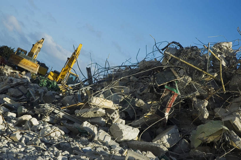 无人,横图,室外,白天,仰视,技术,石头,建筑,一堆,阴影,堆叠,堆积,光线,石子,影子,云,云朵,凌乱,云彩,车,施工,蓝色,白云,蓝天,天空,阳光,建筑工地,交通工具,天,机械,工程车,晴朗,堆,工程,混乱,载具,毁灭,推土机,地盘,建筑地盘,施工地盘,交通运输,工作车,施工车,纷乱,缭乱,庞杂,消灭,扑灭,覆灭,石块,岩石,晴空,彩图,低角度拍摄,工地