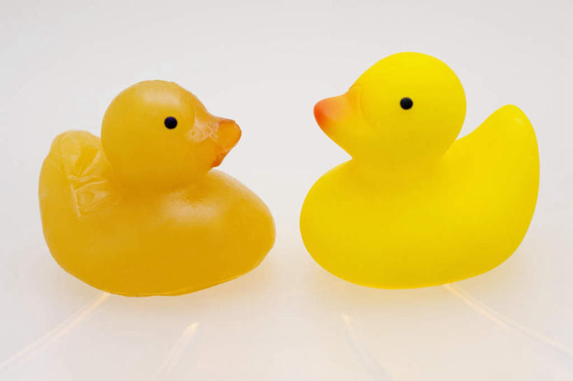 无人,横图,俯视,室内,特写,白天,白色背景,游戏,静物,玩具,鸭子,玩,娱乐,两个,黄色,休闲,橡胶,益智,摄影,影棚,活动,发泄,消遣,智力,橡胶制品,宣泄,橡胶小鸭,橡皮小鸭,玩耍,嬉戏,彩图,高角度拍摄,影棚拍摄,拍摄