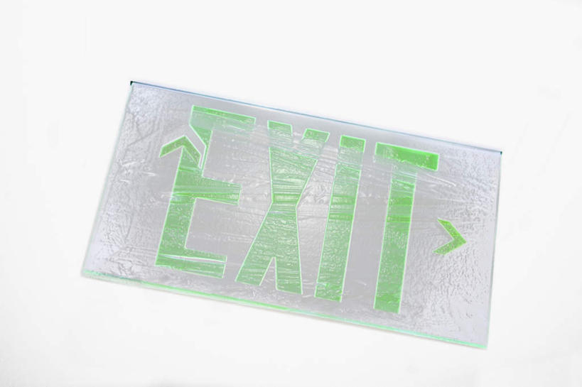 无人,横图,俯视,室内,特写,白天,白色背景,静物,出口,英文,标志,文字,字符,字母,方向,标识,箭头,绿色,摄影,影棚,英文字母,指向,簇,彩图,高角度拍摄,影棚拍摄,拍摄