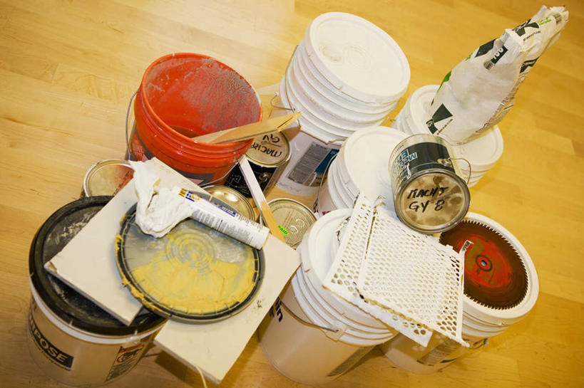 无人,横图,俯视,室内,特写,白天,地板,装修,许多,装饰,材料,铁桶,桶,地面,很多,装潢,木地板,粉刷,容器,刷子,储藏,油漆,保护,涂料,储存,彩图,高角度拍摄,贮存