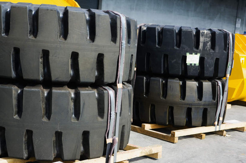 无人,码头,横图,室内,白天,正面,港口,静物,一排,整齐,排列,黑色,轮胎,容器,四个,橡胶,储藏,堆,固定,储存,队列,橡胶制品,车胎,彩图,摆渡口,埠头,渡口,渡头,港湾,海港,货运码头,口岸,商港,外胎,货盘,贮存