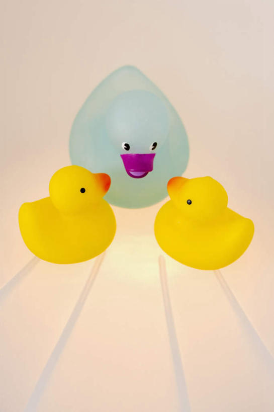 无人,竖图,室内,特写,白天,正面,游戏,静物,玩具,三只,鸭子,玩,娱乐,黄色,蓝色,休闲,橡胶,益智,摄影,影棚,活动,发泄,消遣,智力,橡胶制品,宣泄,橡胶小鸭,橡皮小鸭,玩耍,嬉戏,彩图,影棚拍摄,拍摄