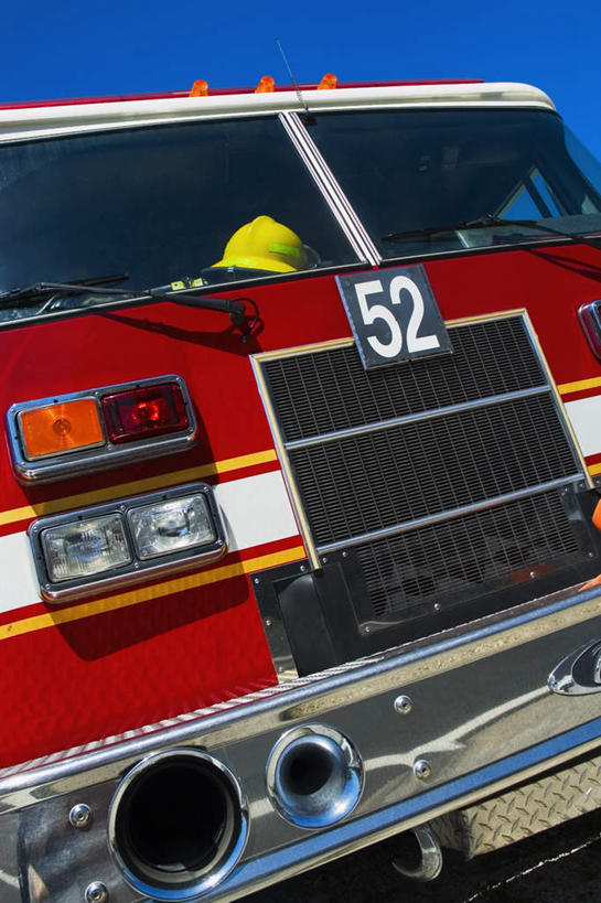 无人,竖图,室外,白天,仰视,安全,窗户,汽车,救火车,照明,一辆,阴影,光线,标志,数字,文字,影子,雨刷器,字符,雨刷,标识,玻璃窗,车,灯,红色,蓝色,蓝天,天空,阳光,车窗,灯具,交通工具,天,阿拉伯数字,晴朗,消防,雨刮器,照亮,照明设备,载具,灭火,前照灯,前大灯,万里无云,车前灯,刮雨器,晴空,晴空万里,消防车,彩图,低角度拍摄,灭火车