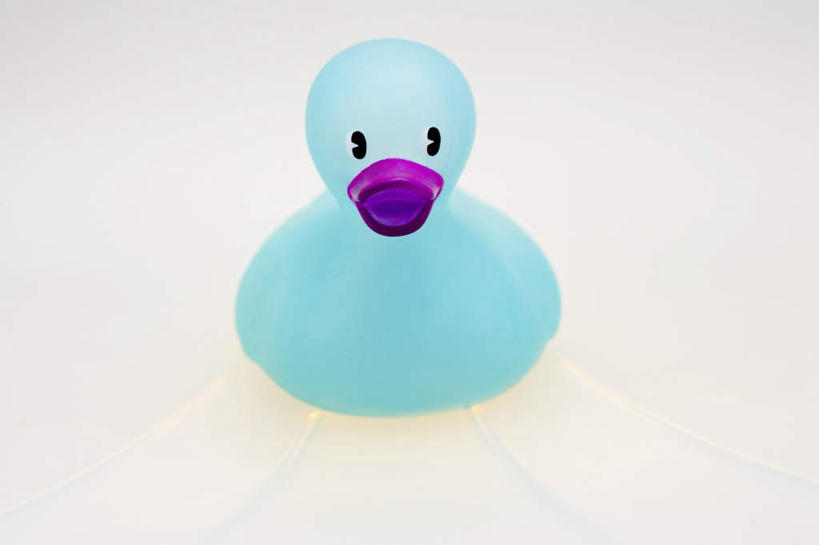 无人,横图,室内,特写,白天,白色背景,正面,游戏,静物,玩具,鸭子,玩,娱乐,一只,蓝色,休闲,橡胶,益智,摄影,影棚,活动,发泄,消遣,智力,橡胶制品,宣泄,橡胶小鸭,橡皮小鸭,玩耍,嬉戏,彩图,影棚拍摄,拍摄