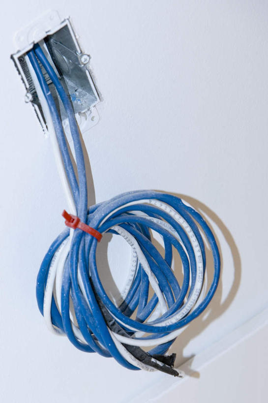 无人,竖图,室内,特写,白天,正面,静物,卷曲,电力,电器,电线,线,墙,插座,电能,线路,墙壁,墙面,电,电源,电源线,家用电器,能量,插线板,拖线板,电源转换器,排插,彩图