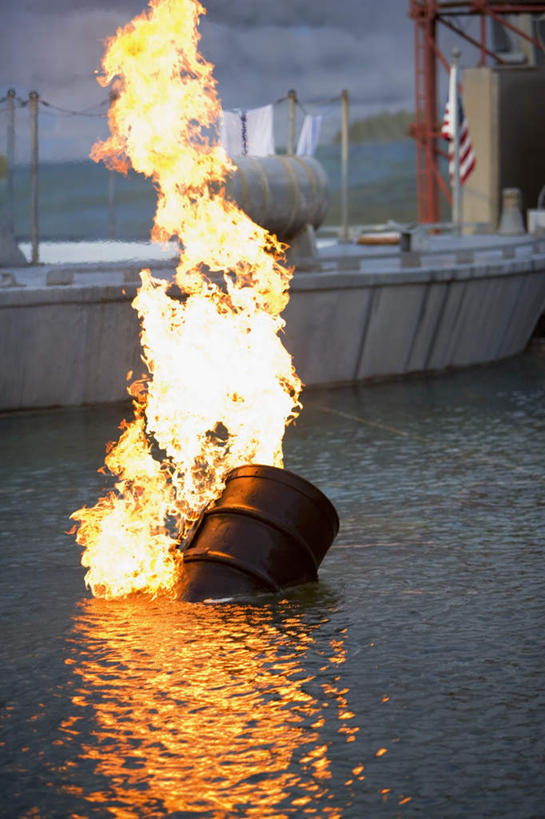 无人,竖图,室外,白天,正面,热情,海浪,海洋,火,金属制品,阴影,光线,金属,火焰,影子,浪花,燃烧,阳光,海水,容器,油罐,储油罐,储藏,储存,海景,存油罐,贮油罐,大海,风浪,海,海水的波动,近岸浪,涌浪,彩图,贮存