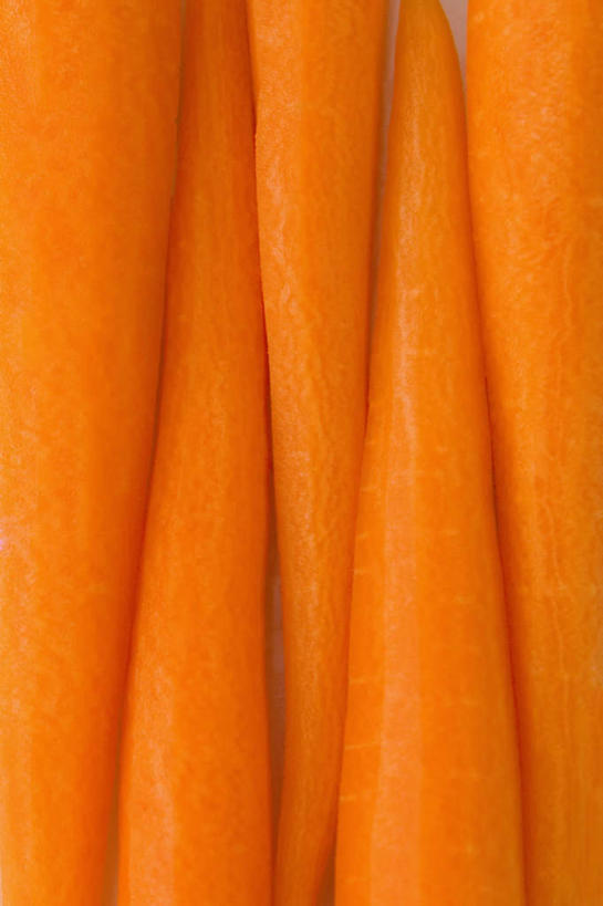 无人,竖图,俯视,室内,特写,白天,萝卜,胡萝卜,蔬菜,五个,一排,许多,新鲜,整齐,食品,食物,排列,橙色,有机食品,绿色食品,队列,红萝卜,甘荀,彩图,高角度拍摄