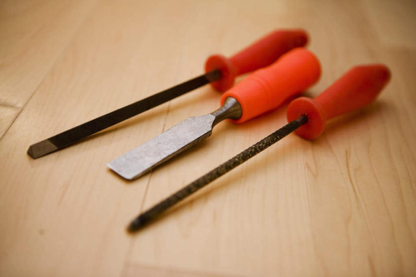 无人,横图,俯视,室内,特写,白天,地板,静物,金属制品,一排,连接,阴影,组合,整齐,反射,金属,工具,影子,地面,三把,木地板,排列,红色,锉刀,螺丝刀,起子,链接,五金,紧固,队列,拼接,拼凑,拼合,凑集,聚合,撮合,链结,牢固,改锥,钳工工具,锉子,彩图,高角度拍摄