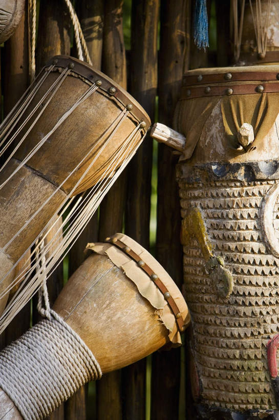 无人,竖图,室内,特写,白天,正面,静物,风俗,民俗,英文,标志,文字,字符,字母,墙,鼓,乐器,标识,墙壁,墙面,三个,英文字母,打击乐器,节奏,节拍,非洲鼓,民风,传统乐器,彩图