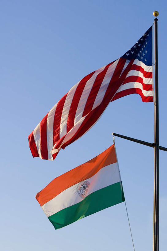 无人,竖图,室外,特写,白天,仰视,旗帜,国旗,两面,阴影,条纹,飘扬,光线,影子,星星,星条旗,红色,蓝色,绿色,白色,蓝天,天空,阳光,天,星形,美国国旗,晴朗,飘逸,飞扬,五角形,万里无云,印度国旗,旗,晴空,晴空万里,五角星,彩图,低角度拍摄,美利坚合众国国旗