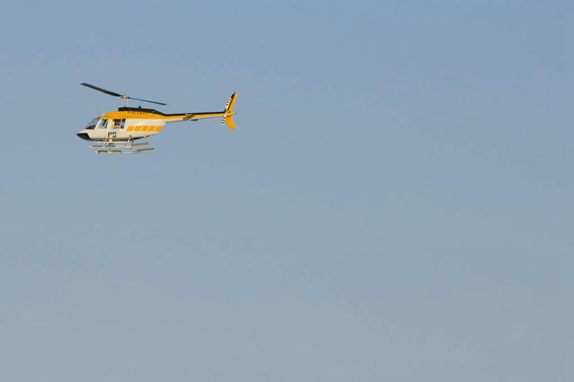 无人,横图,室外,白天,仰视,飞机,飞翔,阴影,飞行,光线,影子,翱翔,航空,飞,黄色,蓝色,蓝天,天空,阳光,交通工具,天,一架,晴朗,直升机,直升飞机,载具,万里无云,晴空,晴空万里,彩图,低角度拍摄