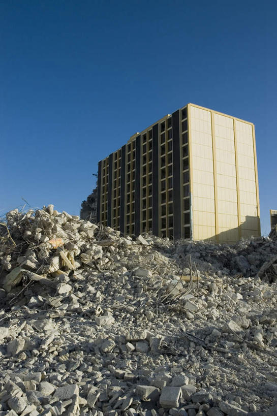 无人,高楼大厦,竖图,室外,白天,仰视,办公楼,石头,窗户,大厦,建筑,摩天大楼,写字楼,一堆,阴影,堆叠,堆积,光线,石子,影子,墙,凌乱,玻璃窗,墙壁,墙面,蓝色,蓝天,天空,阳光,建筑工地,楼宇,天,商务楼,晴朗,堆,混乱,毁灭,万里无云,地盘,建筑地盘,施工地盘,纷乱,缭乱,庞杂,消灭,扑灭,覆灭,石块,岩石,晴空,晴空万里,彩图,低角度拍摄,大楼,高层建筑,高楼,工地,摩天楼