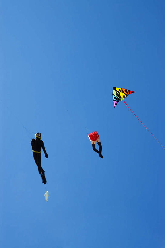 无人,竖图,室外,白天,仰视,阴影,光线,影子,三个,蓝色,蓝天,天空,阳光,风筝,天,放风筝,晴朗,纸鸢,放鹞子,鹞,鹞子,鸢,木鸢,万里无云,晴空,晴空万里,彩图,低角度拍摄