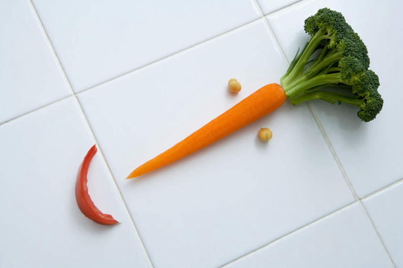 无人,横图,俯视,室内,特写,白天,萝卜,胡萝卜,蔬菜,西红柿,一排,许多,新鲜,整齐,瓷砖,地砖,花菜,花椰菜,西兰花,食品,地面,很多,食物,排列,红色,绿色,笑容,橙色,有机食品,绿色食品,椰菜花,笑脸,队列,笑貌,甘蓝花,红萝卜,甘荀,番茄,彩图,高角度拍摄