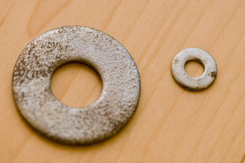 无人,横图,俯视,室内,特写,白天,零件,地板,静物,金属制品,阴影,生锈,反射,金属,工具,影子,地面,木地板,两个,机械,腐蚀,侵蚀,五金,垫圈,腐化,锈迹斑斑,彩图,高角度拍摄,紧固件