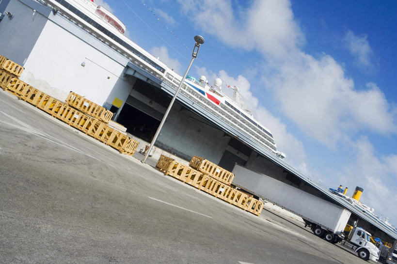 无人,横图,室外,白天,仰视,度假,美景,城市风光,城市,道路,卡车,路,路灯,公路,照明,许多,阴影,光线,影子,景观,云,云朵,灯光,集装箱,交通,很多,云彩,娱乐,灯,蓝色,白云,蓝天,天空,阳光,容器,天,享受,休闲,景色,放松,集装箱车,晴朗,储藏,货车,照亮,固定,照明设备,储存,货运车,晴空,马路,载重汽车,彩图,低角度拍摄,货盘,贮存