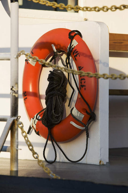 游泳,无人,栏杆,竖图,室外,特写,白天,正面,船,一艘,阴影,光线,救生圈,影子,塑料,围栏,护栏,游轮,游船,一个,阳光,塑料制品,游泳圈,交通工具,橙色,充气,单个,救生,载具,泅水,旅游船,彩图