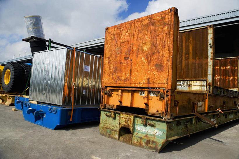 无人,码头,横图,室外,白天,仰视,港口,卡车,阴影,光线,影子,云,云朵,集装箱,云彩,蓝色,白云,蓝天,天空,阳光,天,集装箱车,晴朗,货车,货运车,晴空,载重汽车,彩图,低角度拍摄,摆渡口,埠头,渡口,渡头,港湾,海港,货运码头,口岸,商港