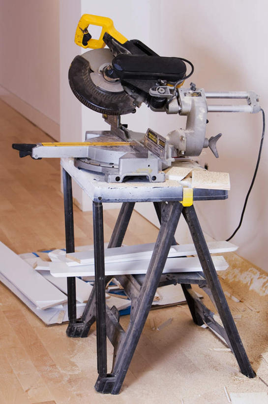 无人,竖图,室内,特写,白天,正面,地板,桌面,桌子,静物,阴影,电力,反射,木制,电线,工具,线,影子,墙,地面,电能,线路,木地板,墙壁,墙面,木制品,锯子,电,电源,电源线,圆锯,切割,锯,能量,锯片,彩图,割