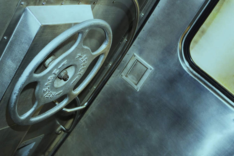 无人,横图,俯视,室外,特写,白天,窗户,火车,静物,一辆,英文,标志,文字,字符,字母,标识,玻璃窗,车,交通工具,英文字母,阀门,载具,彩图,高角度拍摄,进气阀,空气阀,排气阀