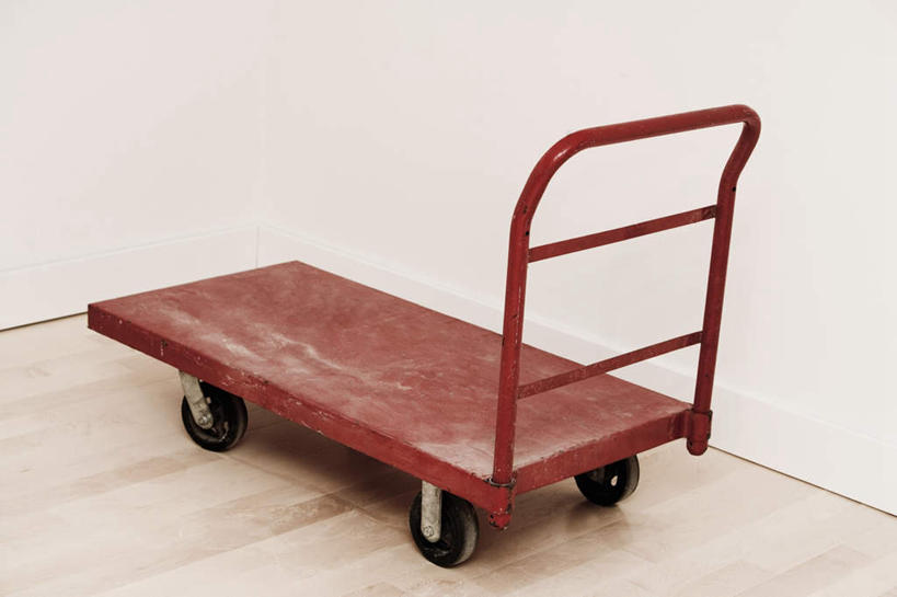 无人,横图,室内,特写,白天,白色背景,正面,地板,静物,一辆,墙,地面,木地板,墙壁,墙面,车,红色,手推车,交通工具,摄影,影棚,载具,彩图,影棚拍摄,拍摄