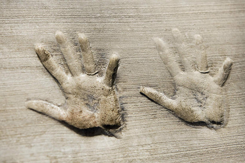 手,无人,横图,室外,特写,白天,正面,静物,双手,墙,纪念碑,墙壁,墙面,手部,纪念,留念,手印,张开五指,怀念,记念,指模,彩图,五指张开