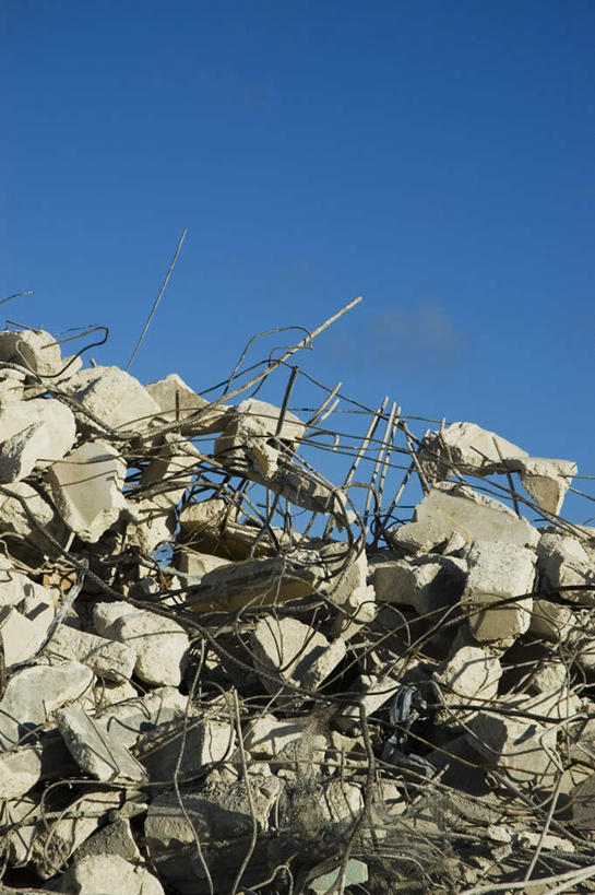 无人,竖图,室外,特写,白天,仰视,石头,一堆,许多,阴影,堆叠,堆积,光线,石子,影子,很多,凌乱,蓝色,蓝天,天空,阳光,建筑工地,天,晴朗,堆,混乱,毁灭,万里无云,地盘,建筑地盘,施工地盘,纷乱,缭乱,庞杂,消灭,扑灭,覆灭,石块,岩石,晴空,晴空万里,彩图,低角度拍摄,工地