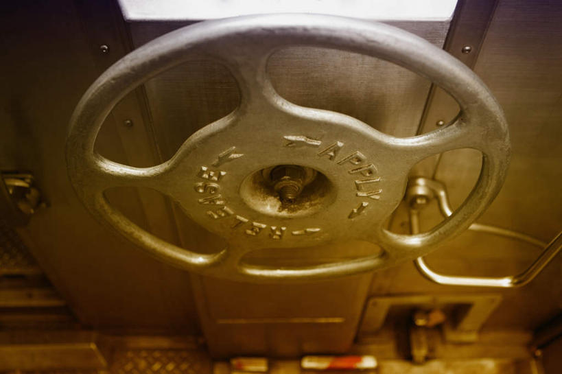 无人,横图,俯视,室外,特写,白天,窗户,火车,静物,一辆,英文,标志,文字,字符,字母,标识,玻璃窗,车,交通工具,英文字母,阀门,载具,彩图,高角度拍摄,进气阀,空气阀,排气阀