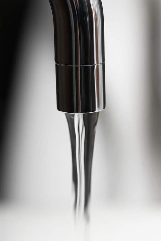 无人,竖图,室内,特写,白天,正面,水,飞溅,溅,水龙头,液体,水滴,开关,水珠,打开,阀门,开启,喷洒,水咀,彩图