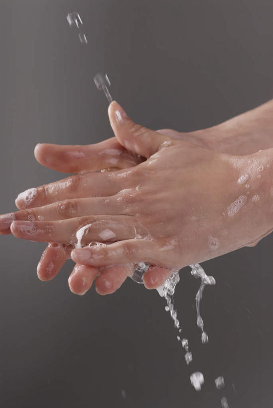 西方人,手,一个人,竖图,室内,特写,白天,正面,水,欧洲,欧洲人,双手,仅一个年轻女性,仅一个女性,仅一个人,飞溅,灰色背景,溅,液体,水滴,水珠,手部,摄影,影棚,喷洒,荡涤,洗濯,年轻女性,女人,女性,白种人,清洗,半身,彩图,影棚拍摄,拍摄