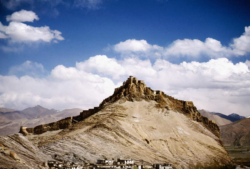 无人,横图,室外,白天,正面,旅游,度假,石头,名胜古迹,山,山脉,标志建筑,地标,建筑,中国,亚洲,阴影,遗迹,光线,石子,影子,堡垒,城堡,山顶,山峰,云,云朵,山峦,云彩,古迹,文物,娱乐,建设,古建筑,西藏,蓝色,白云,蓝天,天空,阳光,群山,天,享受,休闲,旅游胜地,放松,晴朗,要塞,藏,古文明,东亚,西藏自治区,日喀则,日喀则市,中华人民共和国,西南地区,颠峰,极峰,设防,江孜,江孜县,石块,岩石,晴空,彩图