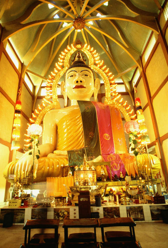 东方人,一个人,无人,寺庙,坐,盘腿,竖图,室内,白天,仰视,民族服装,旅游,度假,标志建筑,地标,建筑,雕塑,曼谷,泰国,亚洲,仅一个男性,仅一个人,仅一个中年男性,服装,节日,艺术,装饰,雕刻,雕像,首都,黄种人,文化,娱乐,建设,衣服,工艺品,庙宇,祈祷,享受,休闲,健康,金色,旅游胜地,放松,许愿,宗教,服饰,东南亚,佛教,信仰,纪念,祈求,美术,富贵,衣着,穿着,主题,陈列,佛祖,佛陀,忠诚,一尊,泰王国,功能,美学,富丽,衣饰,释教,名誉,荣华,圣人,佛教创始者,乔达摩.悉达多,如来佛祖,释迦佛,释迦牟尼,我佛如来,平安,男人,男性,中年男性,亚洲人,盘腿而坐,盘膝,盘着腿的,盘着腿坐,双腿交叉,坐着,彩图,低角度拍摄,全身,传统服装,民俗服,庙,寺