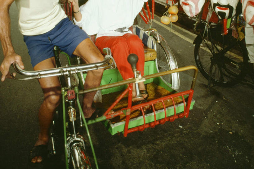 东方人,两个人,坐,横图,俯视,室外,白天,亚洲,握,阴影,服装,裤子,光线,影子,三轮车,牛仔裤,休闲装,黄种人,车,脚踏车,骑,衣服,阳光,交通工具,骑车,休闲,休闲服,握着,服饰,载具,男人,男性,中年男性,亚洲人,牛仔短裤,坐着,半身,彩图,高角度拍摄