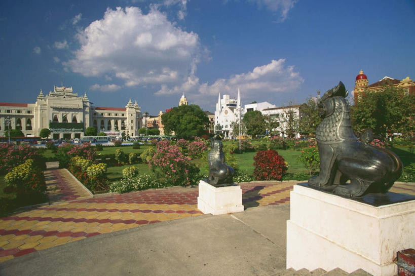 无人,家,横图,室外,白天,正面,度假,草地,草坪,美景,植物,城市风光,城市,雕塑,缅甸,亚洲,阴影,艺术,装饰,光线,雕刻,雕像,影子,房屋,屋子,景观,云,云朵,公寓,云彩,娱乐,洋房,楼房,住宅,草,树,树木,蓝色,绿色,白云,蓝天,天空,阳光,自然,工艺品,天,享受,休闲,景色,放松,东南亚,生长,晴朗,成长,纪念,美术,主题,陈列,缅甸联邦,功能,美学,晴空,彩图,房子,仰光,仰光省