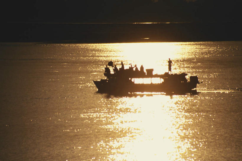 东方人,站,坐,横图,俯视,室外,白天,旅游,度假,河流,美景,日落,水,船,缅甸,亚洲,波纹,服装,河水,景观,水流,晚霞,霞光,落日,木船,涟漪,许多人,黄种人,娱乐,衣服,倒影,水纹,自然,黄昏,交通工具,波浪,站着,一群人,享受,休闲,景色,彩霞,放松,服饰,东南亚,倒映,舟,衣着,穿着,自然风光,载具,缅甸联邦,伊洛瓦底江,水晕,衣饰,夕照,反照,男人,男性,女人,女性,中年男性,中年女性,亚洲人,夕阳,站立,坐着,彩图,高角度拍摄,全身,斜阳