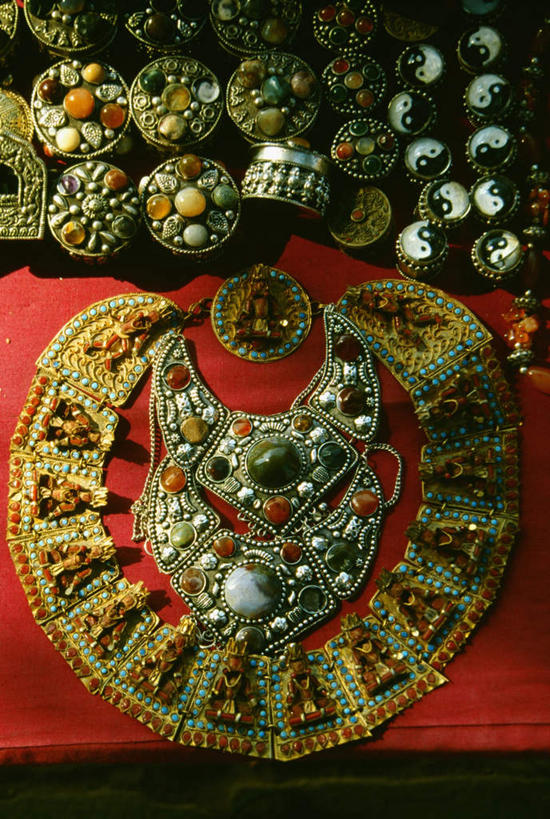 无人,竖图,俯视,室外,特写,白天,静物,项链,金属制品,尼泊尔,亚洲,花纹,装饰,金属,装饰品,饰品,首饰,华丽,修饰,点缀,南亚,尼泊尔王国,衬托,美观,雅致,雅观,彩图,高角度拍摄