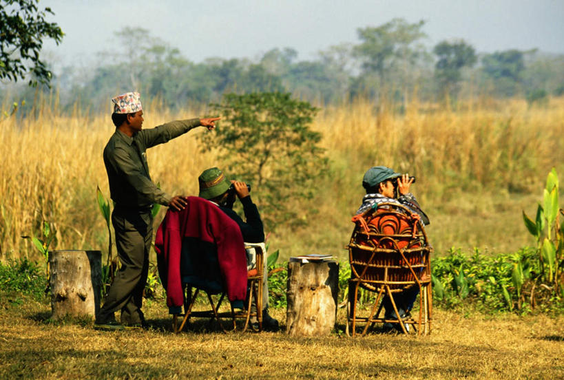 东方人,三个人,伙伴,朋友,公园,农田,站,坐,横图,室外,白天,旅游,度假,友谊,庄稼,农作物,仪器,科技,美景,树林,植物,帽子,椅子,尼泊尔,亚洲,行人,游客,游人,眺望,握,指,阴影,服装,检查,枯萎,研究,反射,分析,光线,科学,望远镜,影子,木椅,景观,枯草,首都,拿,拿着,注视,指点,休闲装,黄种人,娱乐,路人,旅客,草,树,树木,背面,衣服,黄色,蓝色,绿色,蓝天,天空,阳光,自然,遮阳帽,天,观察,看,站着,享受,休闲,休闲服,景色,放松,清晰,探索,握着,服饰,生长,放大,晴朗,成长,观看,仔细,科研,察看,科学技术,国家公园,瞭望,指向,聚焦,关注,自然风光,南亚,加德满都,远视镜,瞭望镜,万里无云,尼泊尔王国,加都,奇旺国家公园,光学,清楚,双筒镜,双筒望远镜,德满都,过客,友情,男人,男性,中年男性,亚洲人,晴空,晴空万里,站立,坐着,彩图,全身,耕地,庄稼田,皇家奇特旺国家公园,奇特旺国家公园,光学仪器,千里镜