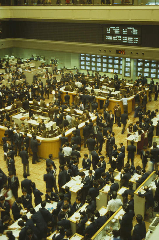 东方人,站,竖图,俯视,室内,白天,显示器,东京,日本,亚洲,服装,屏幕,中央区,许多人,注视,休闲装,黄种人,显示屏,衣服,观察,看,站着,一群人,休闲,休闲服,服饰,东京证券交易所,观看,察看,关注,输出设备,东亚,本州,关东地方,本州岛,日本国,东京都,日本桥,兜町,男人,男性,年轻男性,年轻女性,女人,女性,中年男性,中年女性,亚洲人,站立,半身,彩图,高角度拍摄